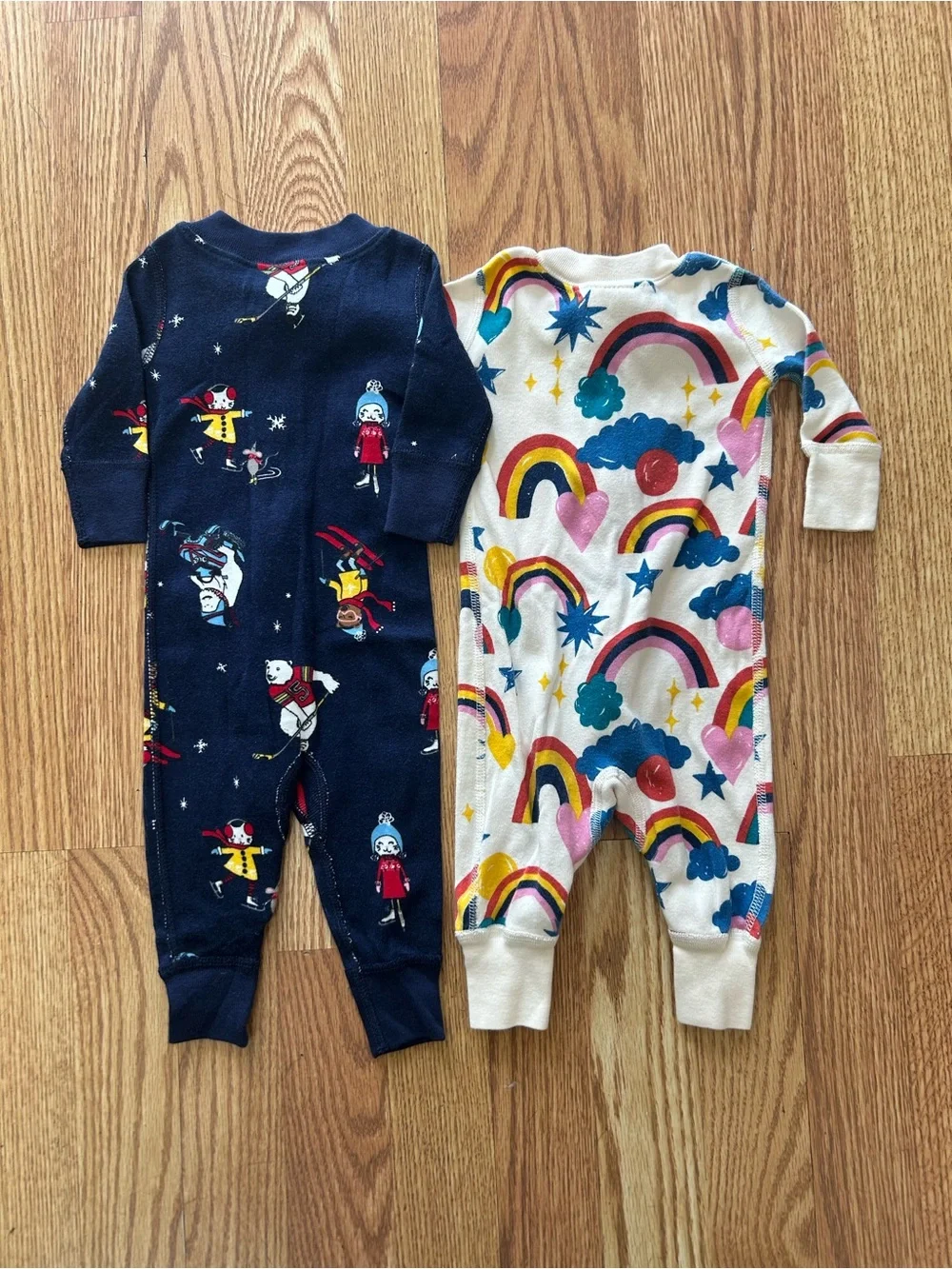 Hanna Andersson Rainbow and Navy Holiday Print Footed One-Pieces Size 50/US 0-3